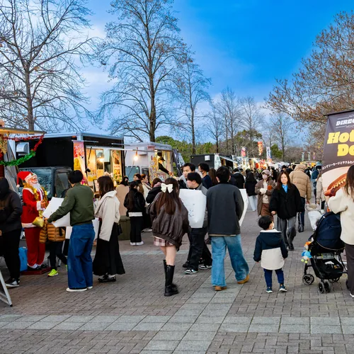 キッチンカーが並ぶFESLIFE JAPANのイベント会場と来場者