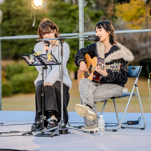 フェス会場のステージで行われる音楽ライブパフォーマンス